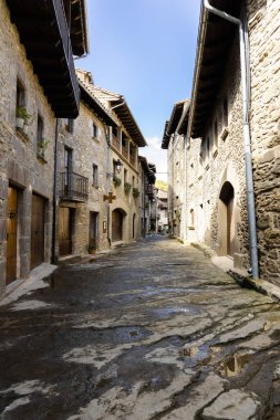 Orta Çağ İspanyol köyü Rupit 'in boş caddesi, Katalonya, İspanya' da eski bir taş sokak.