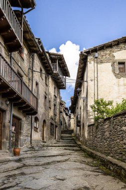 Orta Çağ İspanyol köyü Rupit 'in boş caddesi, Katalonya, İspanya' da eski bir taş sokak.