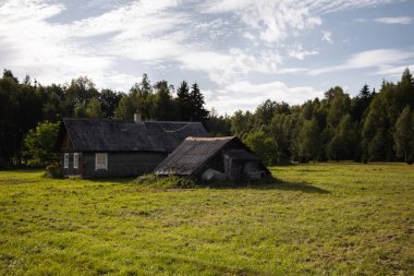Litvanya 'nın bir köyünde eski ahşap bir kır evi.