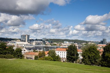 Yazın Vilnius 'taki Tauras tepesinden manzara bulutlu.