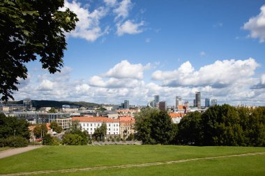 Yazın Vilnius 'taki Tauras tepesinden manzara bulutlu.