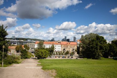 Yazın Vilnius 'taki Tauras tepesinden manzara bulutlu.