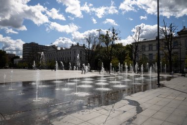 Vilnius Lukiskes meydanı yazın bulutlu gökyüzü, çeşme