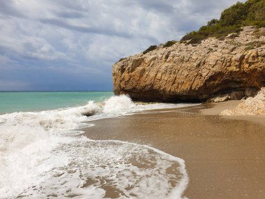 Fırtınadan önce turkuaz denizli kumsal, Sitges, İspanya