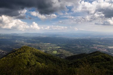 Bellmunt, Catalona, İspanya Sığınağı 'ndan dağlara bak, bulutlu bir manzara.