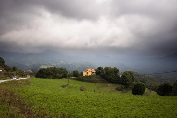 Paisaje Con Casa Las Verdes Montañas Nubladas Vidra Cataluña España — Foto de Stock