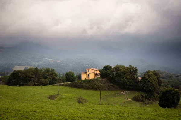 Paisaje Con Casa Las Verdes Montañas Nubladas Vidra Cataluña España — Foto de Stock