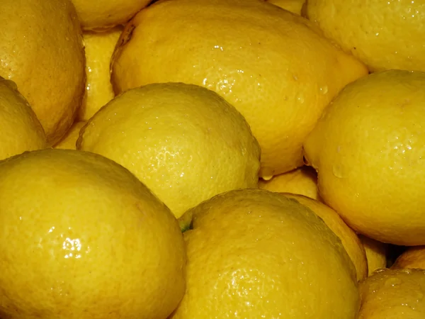 Primer grupo de limones frescos enteros fondo, stock — Foto de Stock