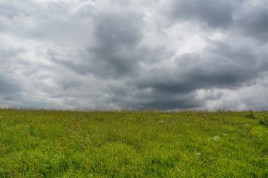 Çayır üzerindeki bulutlar