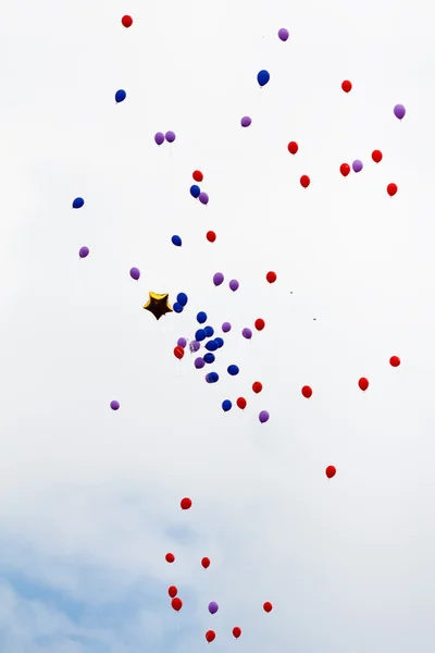 Fliegende rote und blaue Ballons — Stockfoto