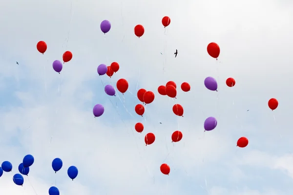 Fliegende rote und blaue Ballons — Stockfoto