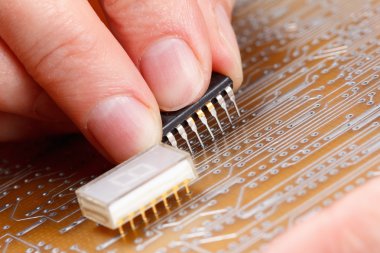 Devre kartı üzerinde elektronik bileşenler Meclisi