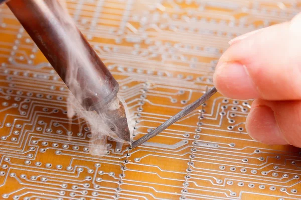 Soldering iron and circuit board