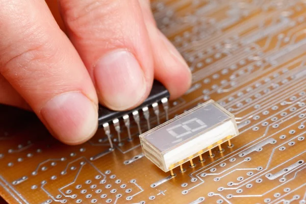 Montaje de componentes electrónicos en la placa de circuito — Foto de Stock