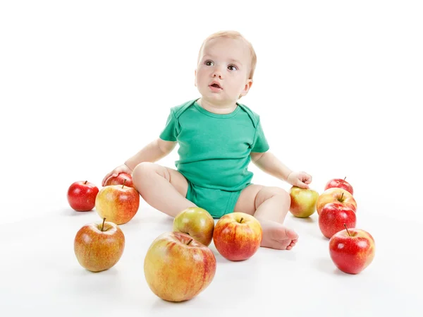 Entzückendes Kind mit Äpfeln — Stockfoto