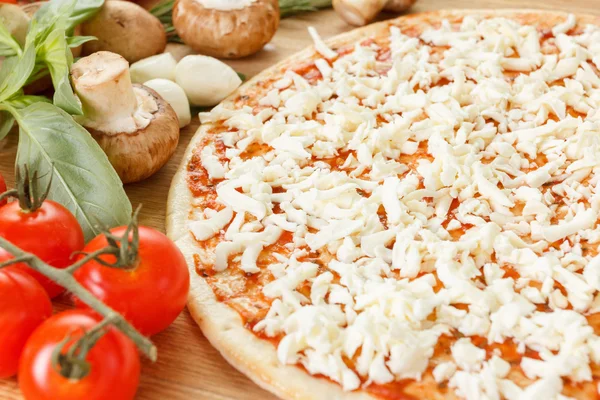 Ingredienti alimentari per pizza in tavola da vicino — Foto Stock