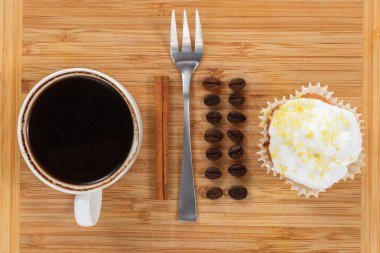 Tatlı çörek ve kahve. Üstten Görünüm