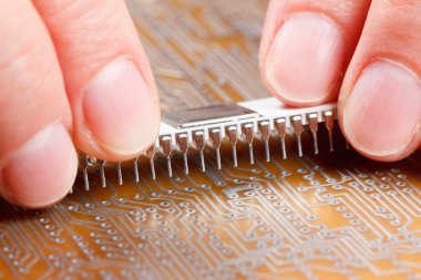 Devre kartı üzerinde elektronik bileşenler Meclisi