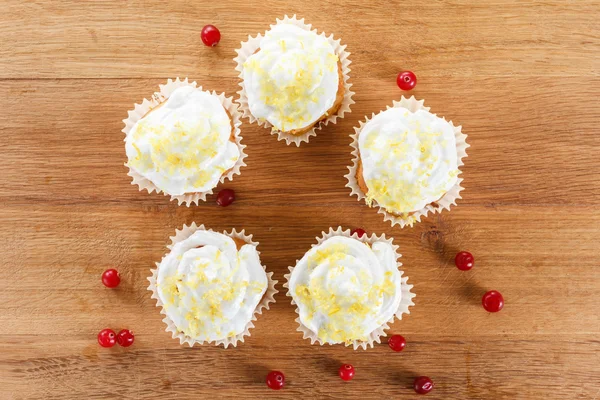 Brusinky muffins na dřevěné pozadí. — Stock fotografie