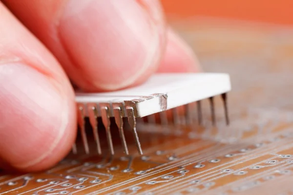 Montaje de componentes electrónicos en la placa de circuito — Foto de Stock