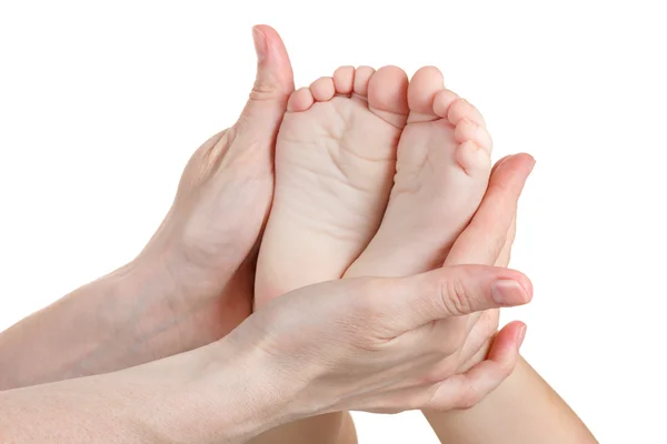 Baby voeten in handen van de Moederdag geïsoleerd op wit. — Stockfoto