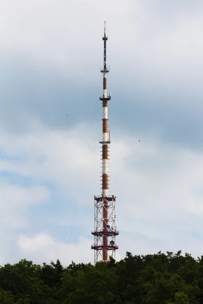 Mobiele telefoon communicatie antenne toren — Stockfoto