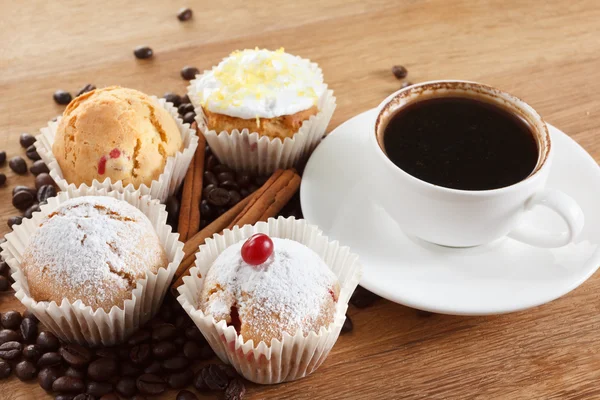 Dulce magdalena y café. Vista aérea — Foto de Stock