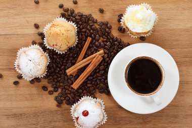 Tatlı çörek ve kahve. Üstten Görünüm