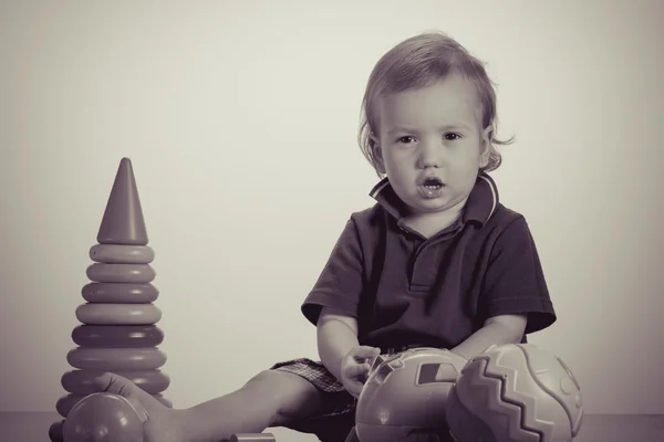 Niño feliz jugando con el juguete — Foto de Stock