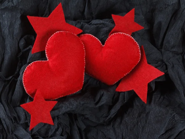 Siyah kağıt arka plan üzerinde kırmızı Kalpler — Stok fotoğraf