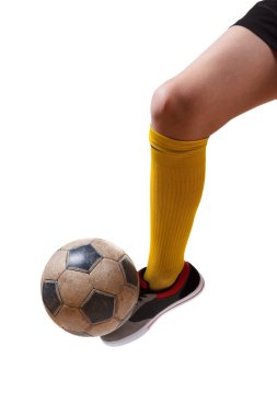 Futbol topu bir futbolcu yürüyerek. İzole beyaz 