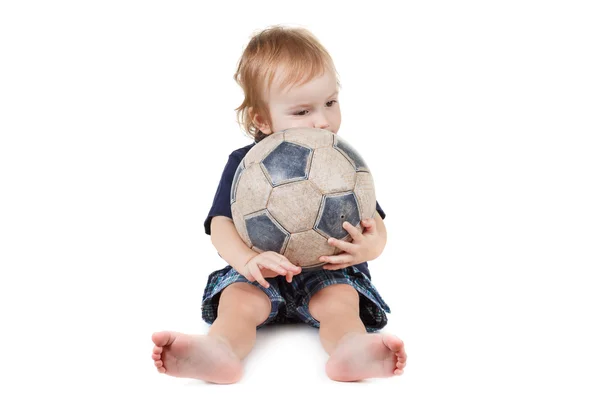 Дитячий хлопчик грає з футбольним м'ячем. Ізольовані на білому — стокове фото