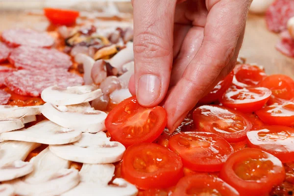 Готовить домашнюю традиционную итальянскую вкусную пиццу четыре сезона — стоковое фото