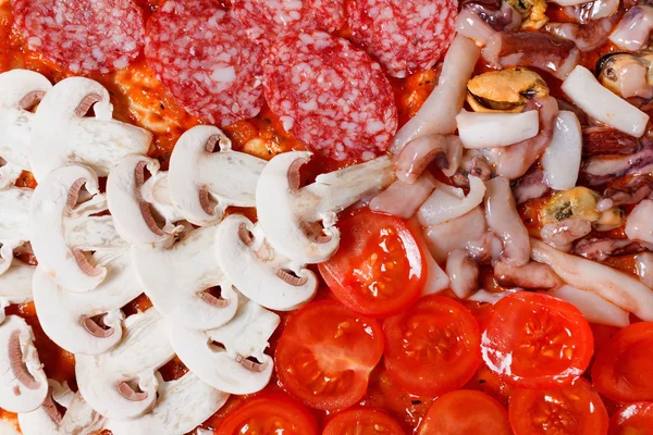 Приготування домашнє традиційний італійський смачну піцу пори року — стокове фото