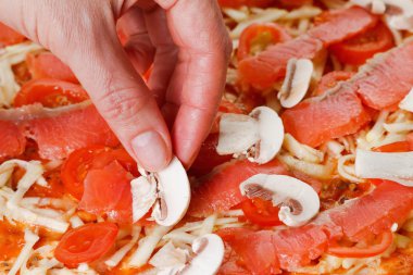 Somon balığı, domates ve mantar ile ev yapımı pizza pişirme