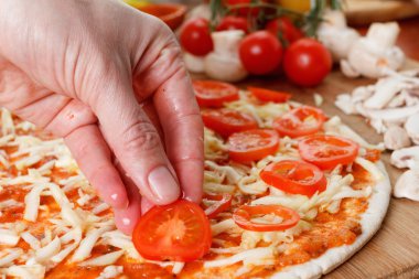 Somon balığı, domates ve mantar ile ev yapımı pizza pişirme