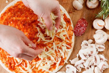 Somon balığı, domates ve mantar ile ev yapımı pizza pişirme