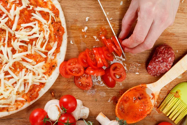 Hausgemachte Pizza mit Lachs, Tomaten und Pilzen kochen — Stockfoto