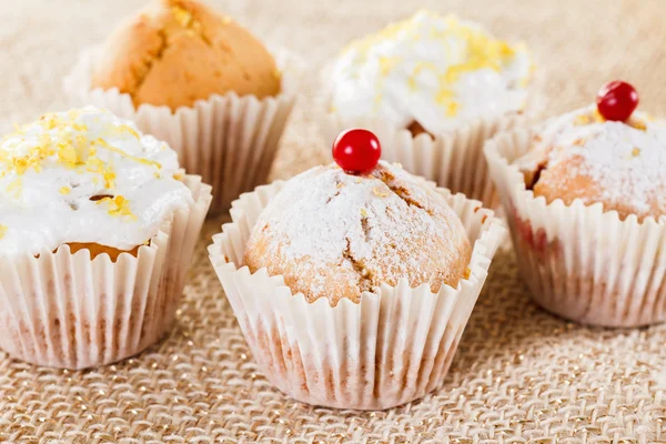 Muffins con arándanos y ralladura de limón, primer plano — Foto de Stock