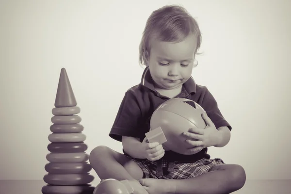 Niño feliz jugando con el juguete —  Fotos de Stock