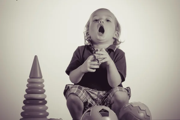 Ευτυχισμένο μωρό αγόρι παιχνίδι με παιχνίδι — Φωτογραφία Αρχείου