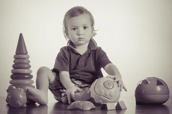 Niño feliz jugando con el juguete —  Fotos de Stock