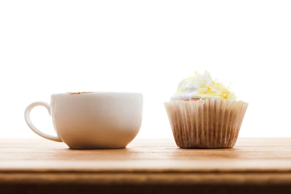 Šálek kávy a muffin izolovaných na bílém — Stock fotografie