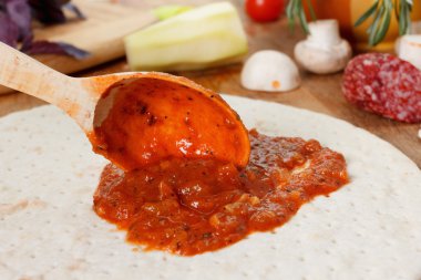 Lezzetli ev yapımı pizza pişirme işlemi 