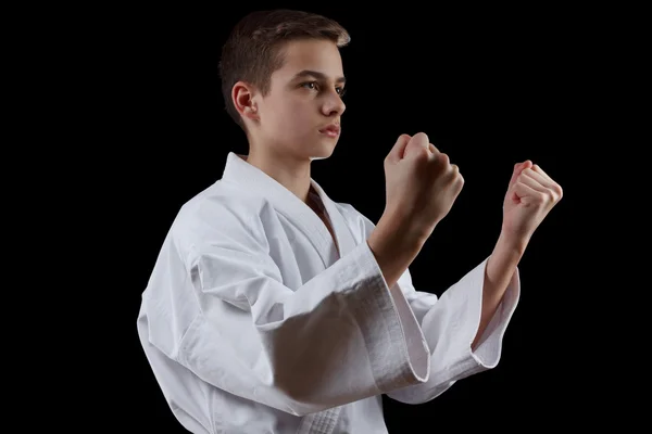 Karate Fighter en Kimono blanco aislado en negro — Foto de Stock