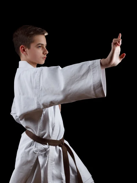 Karate dövüşçü beyaz Kimono izole siyah — Stok fotoğraf