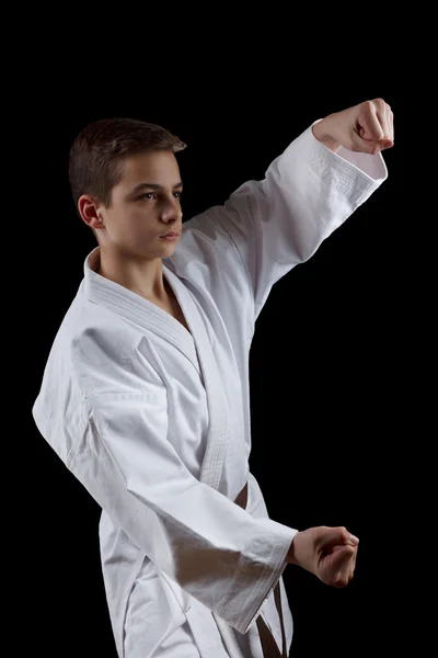 Karate Fighter en Kimono blanco aislado en negro — Foto de Stock