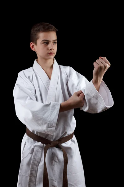 Karate Fighter en Kimono blanco aislado en negro — Foto de Stock