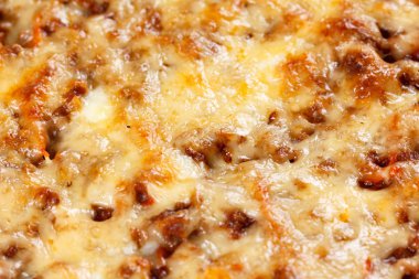 Et ve mozarella ile makarna fırında