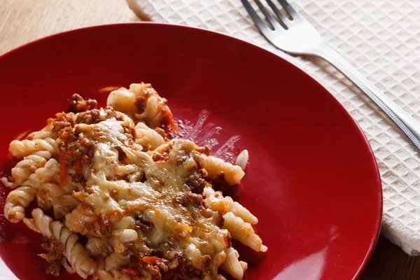 Huisgemaakte pasta met vlees, kaas en tomaat — Stockfoto